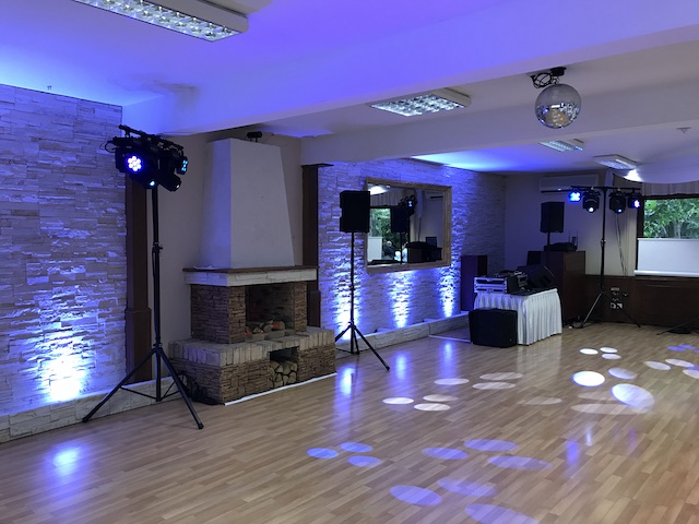 Így néz ki egy igényes esküvői DJ hang-és fénytechnikája Így néz ki egy igényes esküvői DJ hang-és fénytechnikája